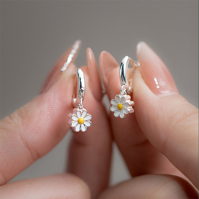 Women's Short Daisy Earrings